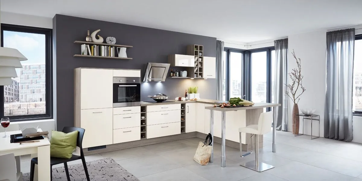 Landhausküche in Weiß matt mit Arbeitsplatte aus Laminat Eiche rustikal 39mm von Impuls Küchen