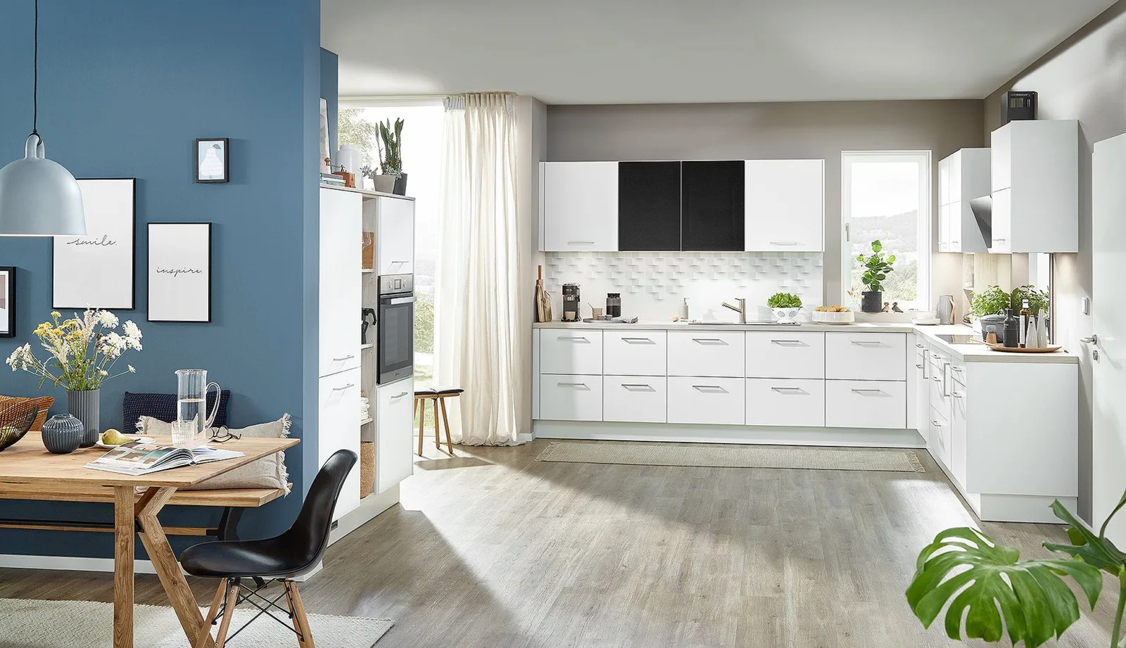 Impuls Küche in Weiß matt mit blauer Wand und Essbereich