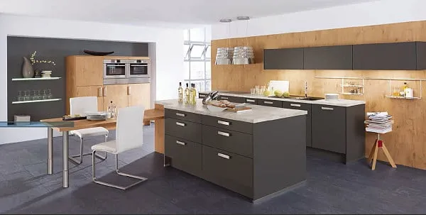 Landhausküche mit Kochinsel in Graphit mit Arbeitsplatte aus Granit-Imitat von Inpura