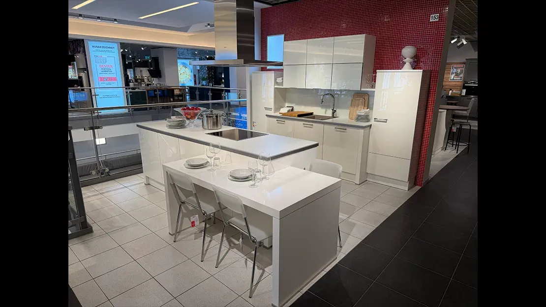 Moderne Küche in Schüller Uni Gloss von Küchen Aktuell