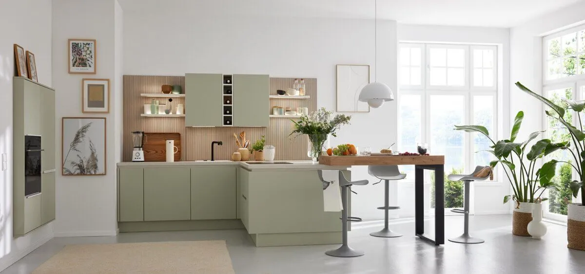 Moderne Küche in Senso Jade Premium matt von Küchentreff