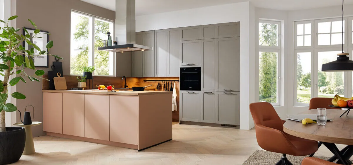 Moderne Küche in Senso Koralle Premium Matt von Küchentreff