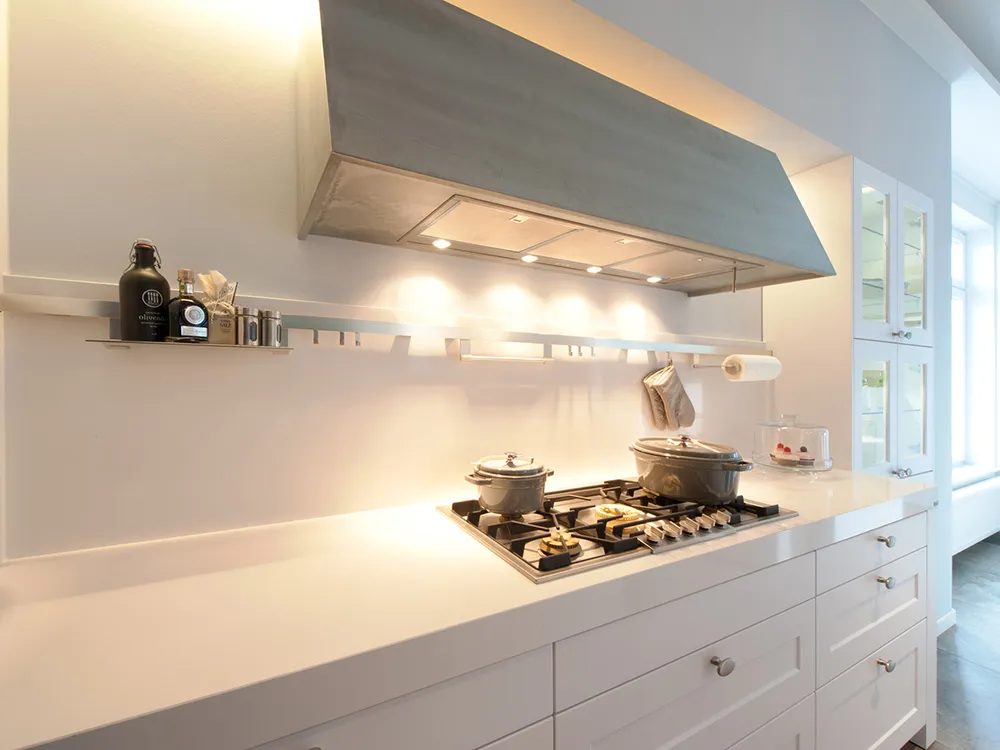 Landhausküche in Creme mit Arbeitsplatte aus Eiche massiv von Kuhlmann Küchen