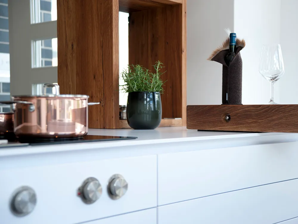 Landhausküche in Weiß matt mit Holz natur, Arbeitsplatte aus Laminat/Kunststoff Weiß 40mm von Kuhlmann Küchen