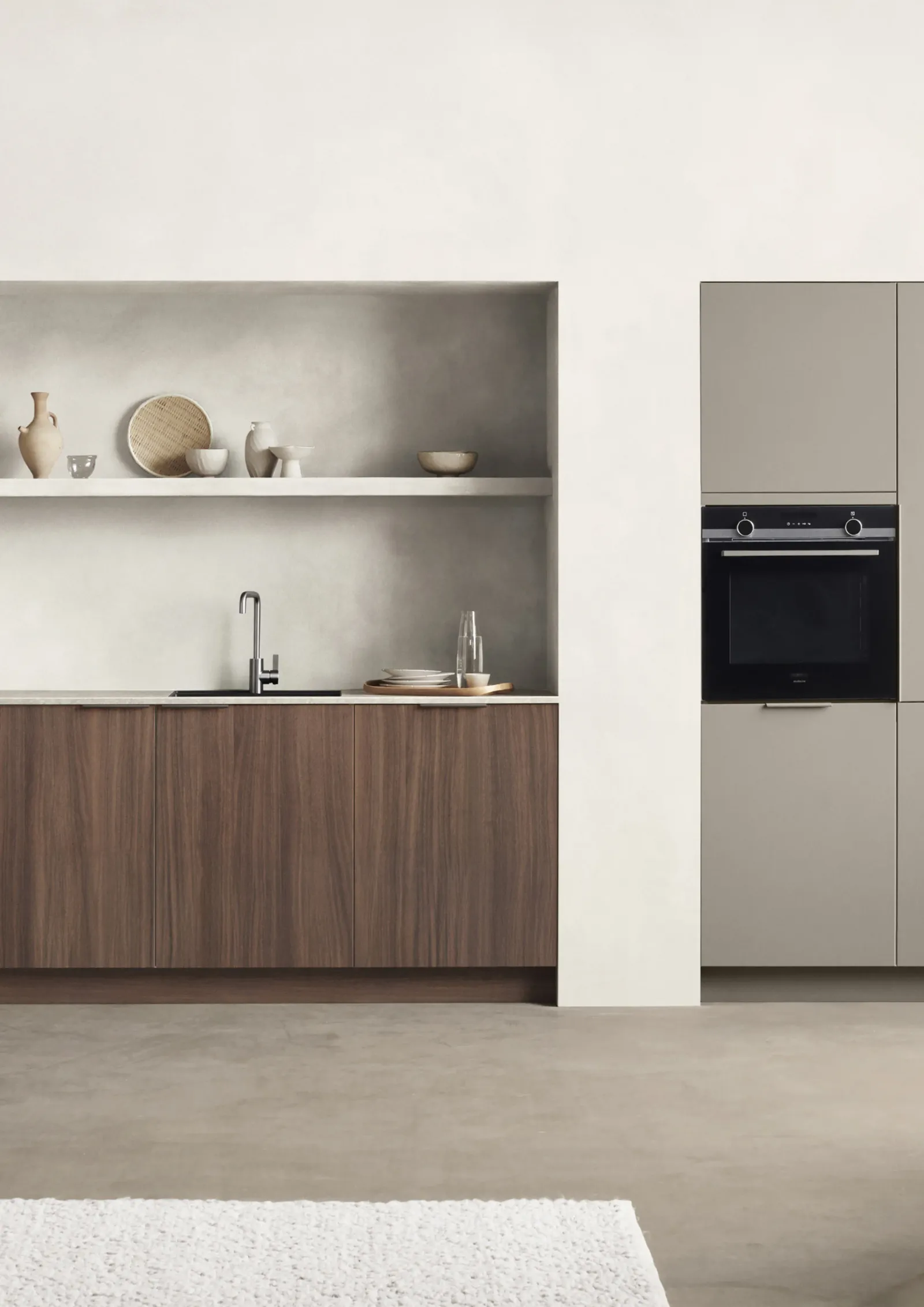 Industrial-Küche in Nussbaum dunkelbraun mit Metallgriffen, Arbeitsplatte aus Helle Steinoptik von Kvik