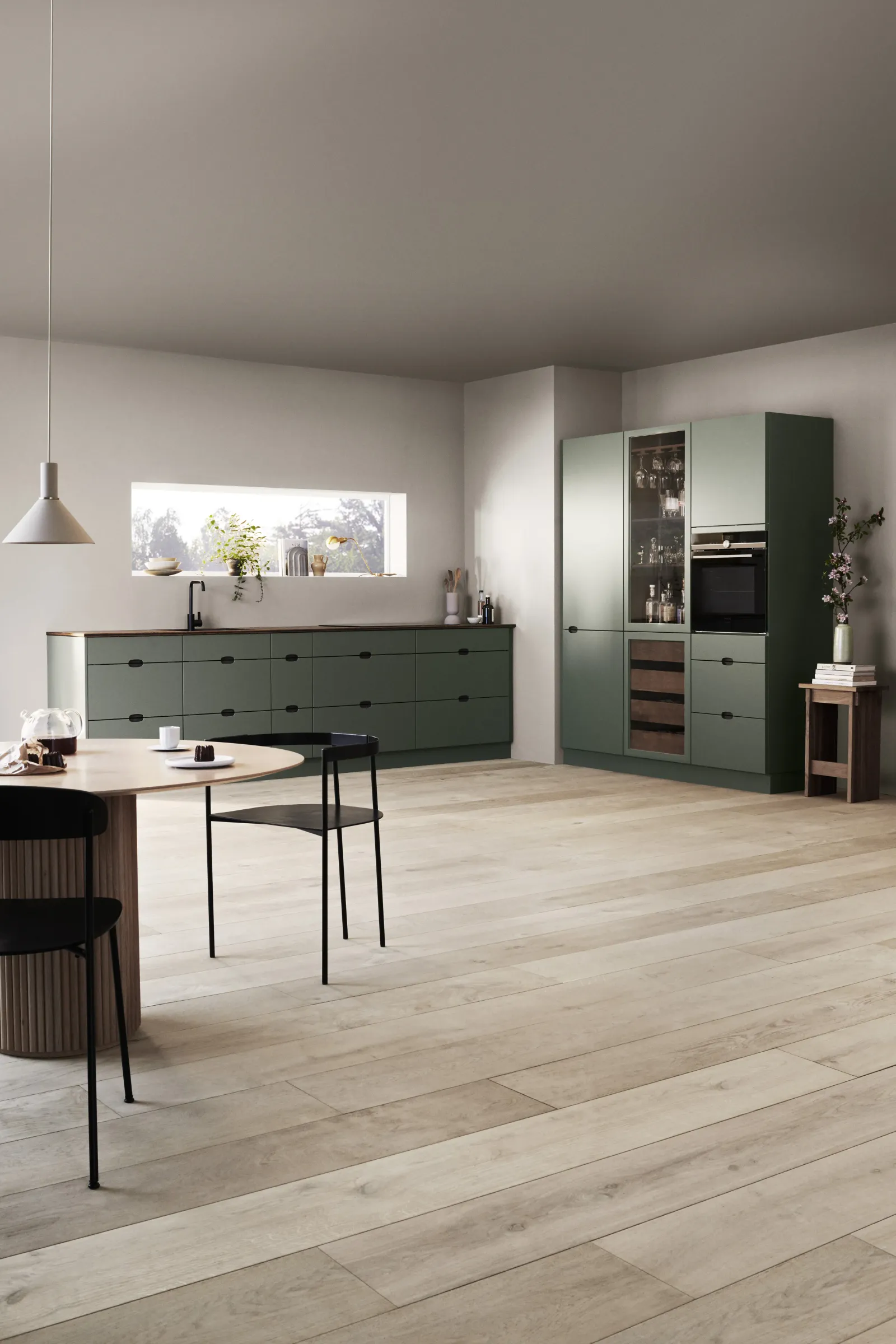 Moderne Küche in L-Form in Salbeigrün UM415 matt mit Arbeitsplatte aus Laminat Holzoptik hell von Kvik