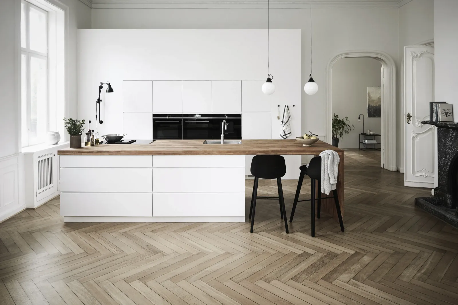 Skandinavische Küche mit Kochinsel in Alpinweiß UT100 matt & Birke natur furniert mit Arbeitsplatte aus Holz Eiche/Birke natur geölt von Kvik