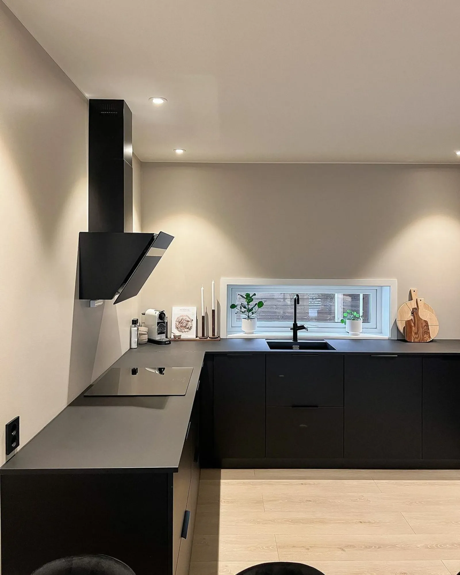 Industrial-Küche in Schwarz matt mit Arbeitsplatte aus Keramik Beton-Optik grau von Kvik