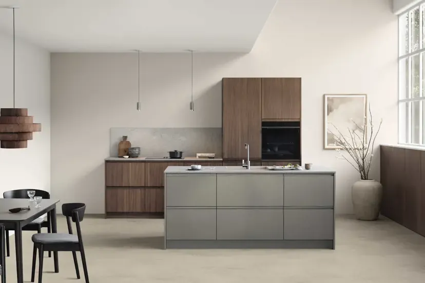 Moderne Küche mit Kochinsel in Taupe/Graubeige matt mit Arbeitsplatte aus Keramik Marmor-Optik weiß-grau geädert von Kvik