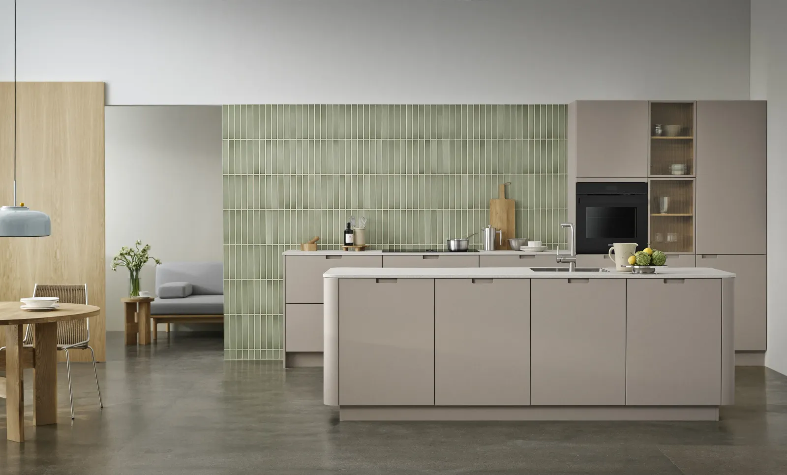 Klassische Küche mit Kochinsel in Taupe Graubeige matt mit Arbeitsplatte aus Quarz Hellgrau matt von Kvik