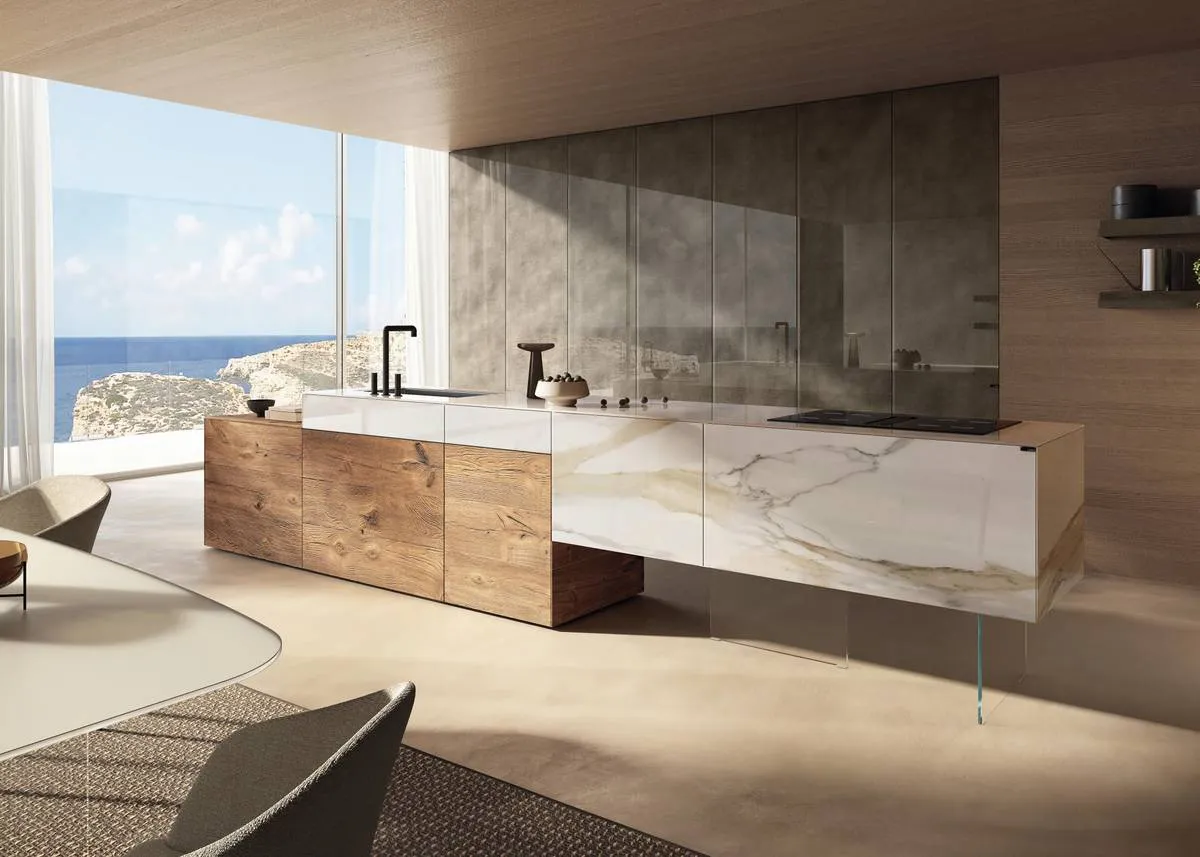 Moderne Küche mit Kochinsel in Weiß/Creme (Marmor-Optik) mit Naturholz, Arbeitsplatte aus Weißer Marmor-Effekt (Calacatta-Optik) von Lago