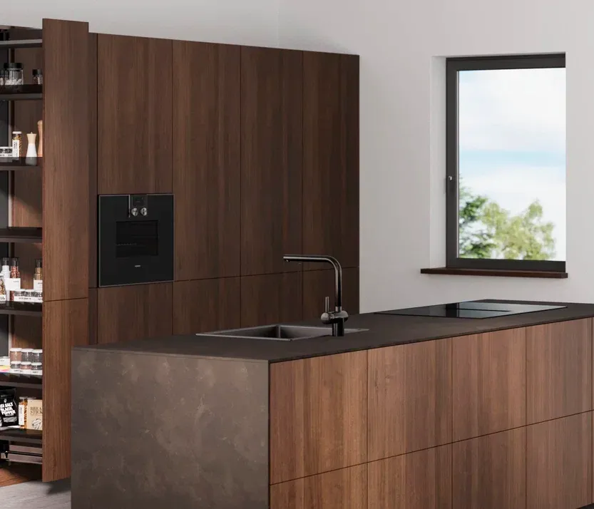 Moderne Küche in L-Form in Nussbaum dunkel furniert mit Arbeitsplatte aus Schichtstoff Steinoptik dunkel 38mm von Leicht