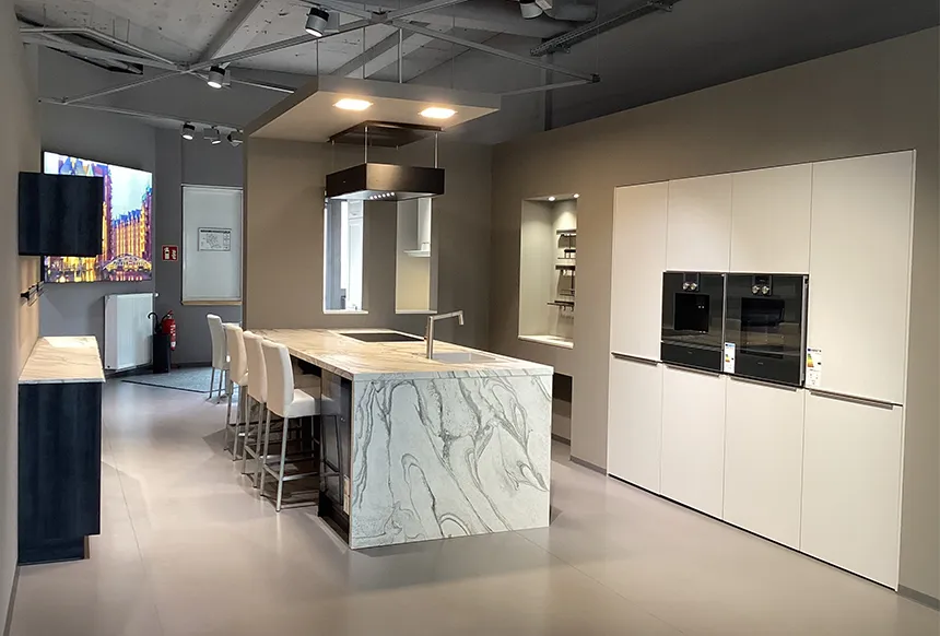 Design-Inselküche mit hellgrauen Fronten und Gaggenau-Geräten