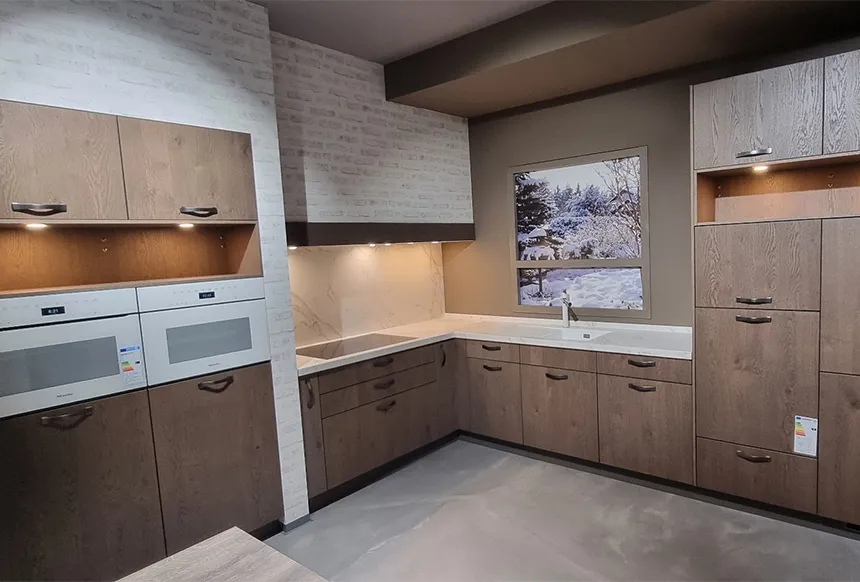 KKN27 mit Miele-Geräten und Dekton Entzo – laut Angebotsbeschreibung