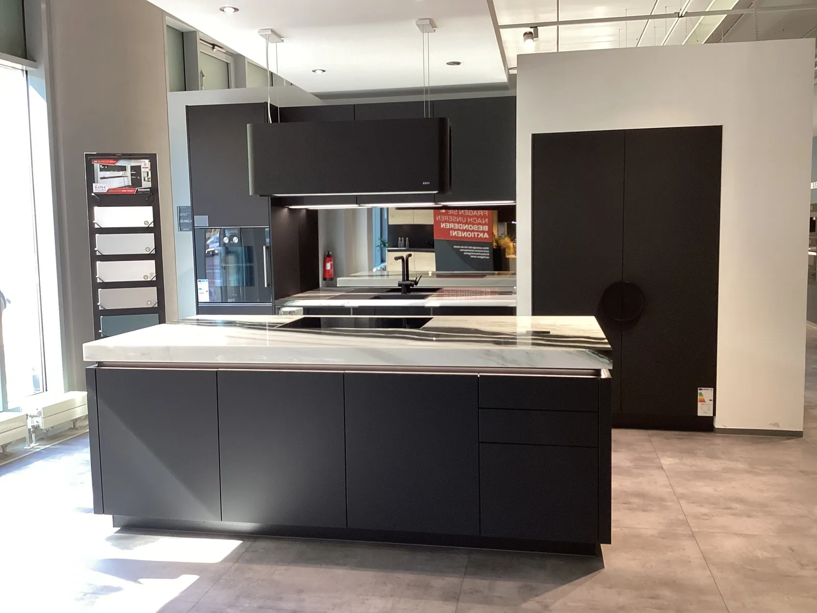 Musterküche KN01 mit Front Plus schwarz