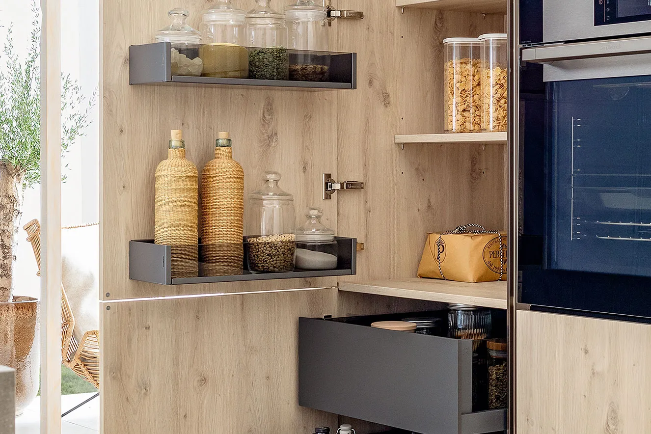 Moderne Küche mit Kochinsel in Graphit Metallic UT420 mit Aluminium gebürstet, Arbeitsplatte aus Naturstein Nero Assoluto 20mm gebürstet von Mobalpa