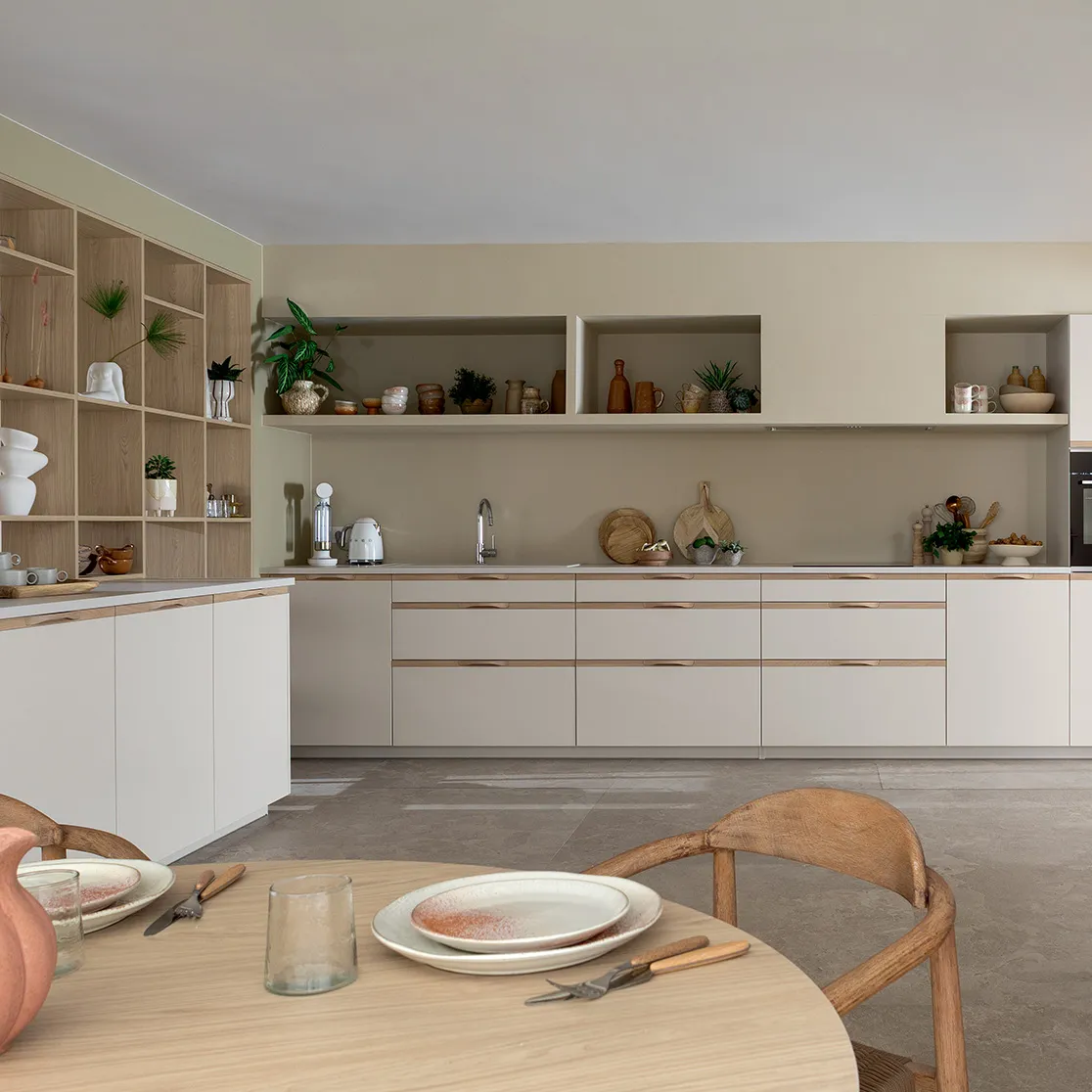 Landhausküche in Salbeigrün LH340 matt mit Arbeitsplatte aus Eiche massiv natur geölt 40mm von Mobalpa