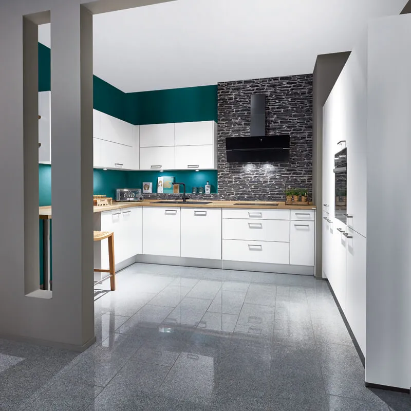 Moderne Küche in L-Form in Weiß matt mit Arbeitsplatte aus Laminat weiß von Nobilia Elements