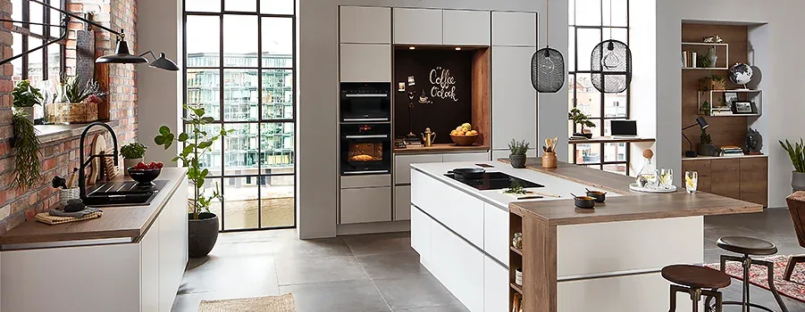 Moderne Nobilia Loftküche mit Backsteinwand und weißer Insel