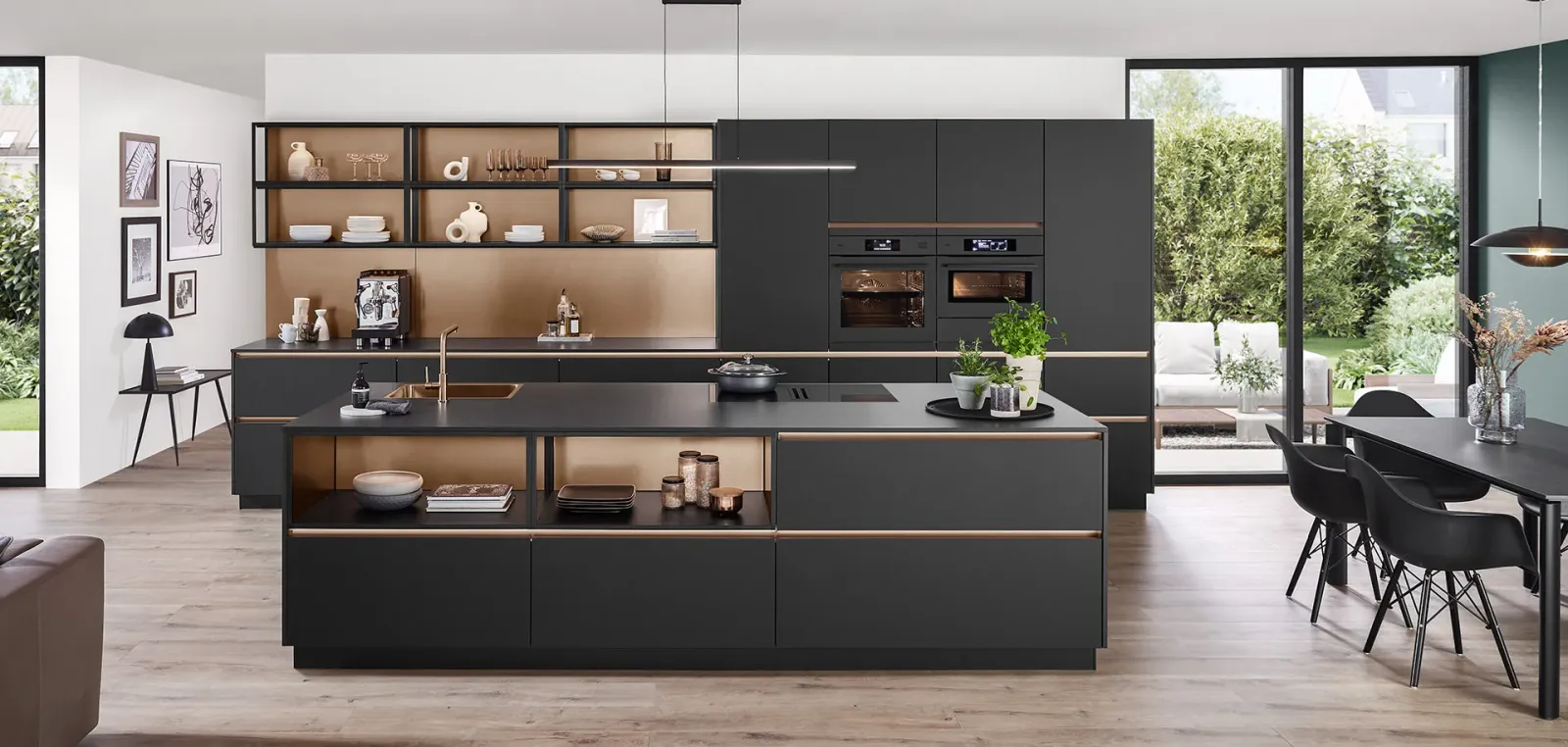 Nobilia SENSO – Grifflose Inselküche Schwarz mit Bronze – SENSO 496 Schwarz Premium matt (Lack, Preisgruppe 3), Korpus 127 Schwarz, Griffmulde LINE N 012 Bronze Metallic matt