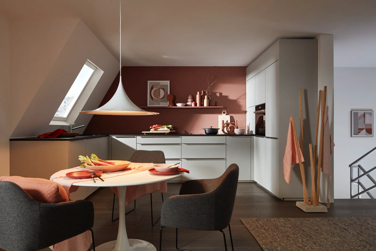 Moderne Küche in Weiß matt mit Holz natur, Arbeitsplatte aus Dekton Kelya schwarz 12 mm von Nolte