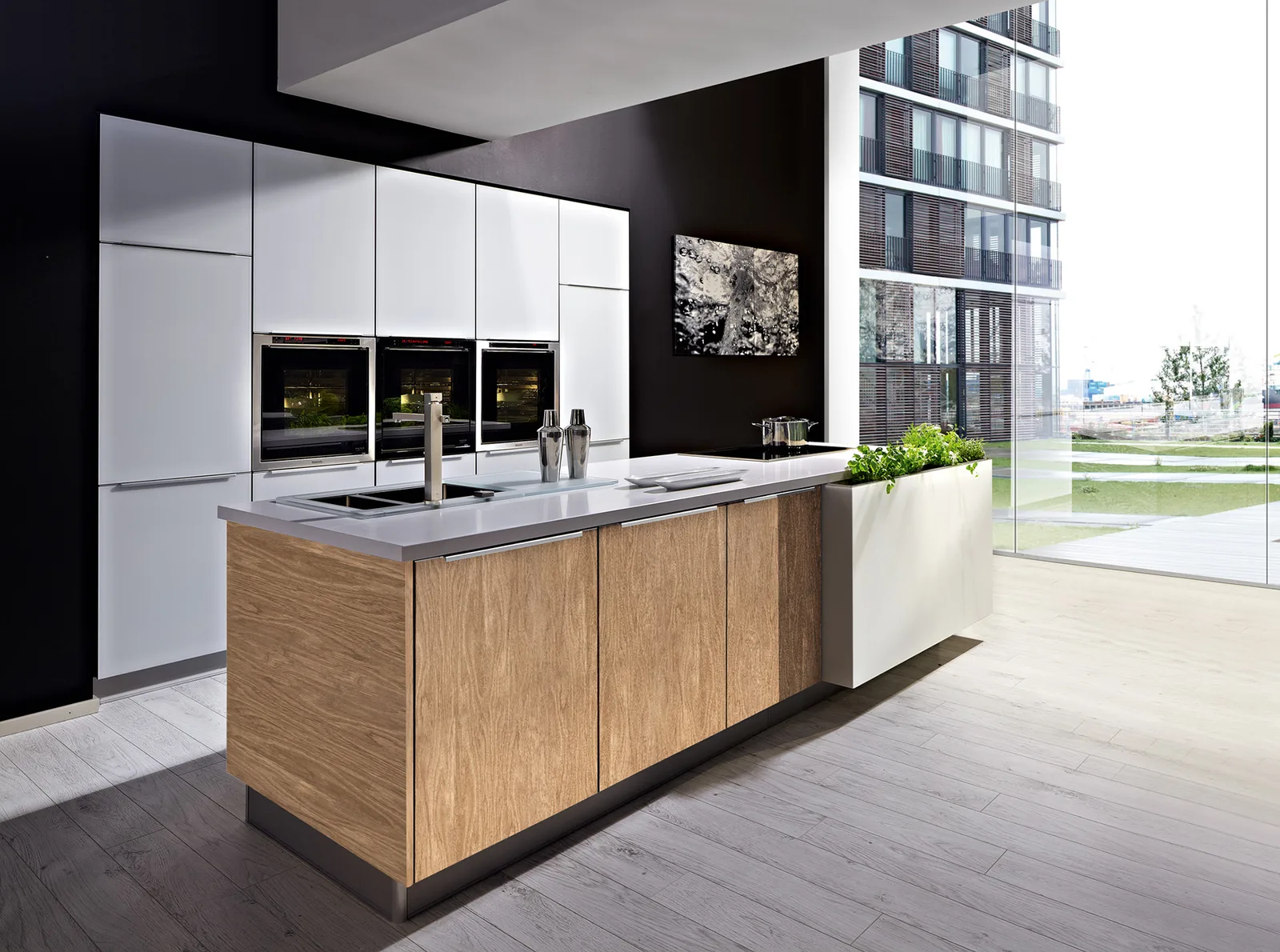 Oster PURE mit Glasfronten und Holzinsel