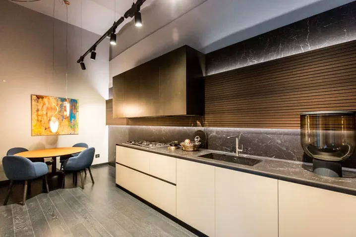 Minimalistische Küche in L-Form in Weiß matt mit Schwarzem Marmor, Arbeitsplatte aus Marmor schwarz geädert 20mm von Pedini