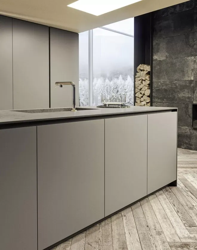Minimalistische Küche in Beige matt mit Arbeitsplatte aus Marmor hellgrau geädert von Pedini
