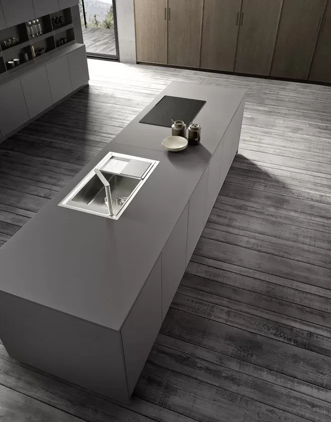 Moderne Küche in Grau matt mit braunem Holz, Arbeitsplatte aus Keramik Beton 12mm von Pedini