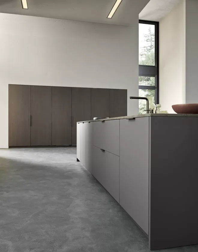 Klassische Küche in Graphit und Dunkelbraun mit Arbeitsplatte aus Granit Kashmir White 30mm von Pedini