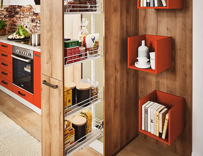 Industrial-Küche mit Kochinsel in Holzdekor mit Terracotta-Akzent, Arbeitsplatte aus Keramik Schiefer anthrazit 12mm von Pino