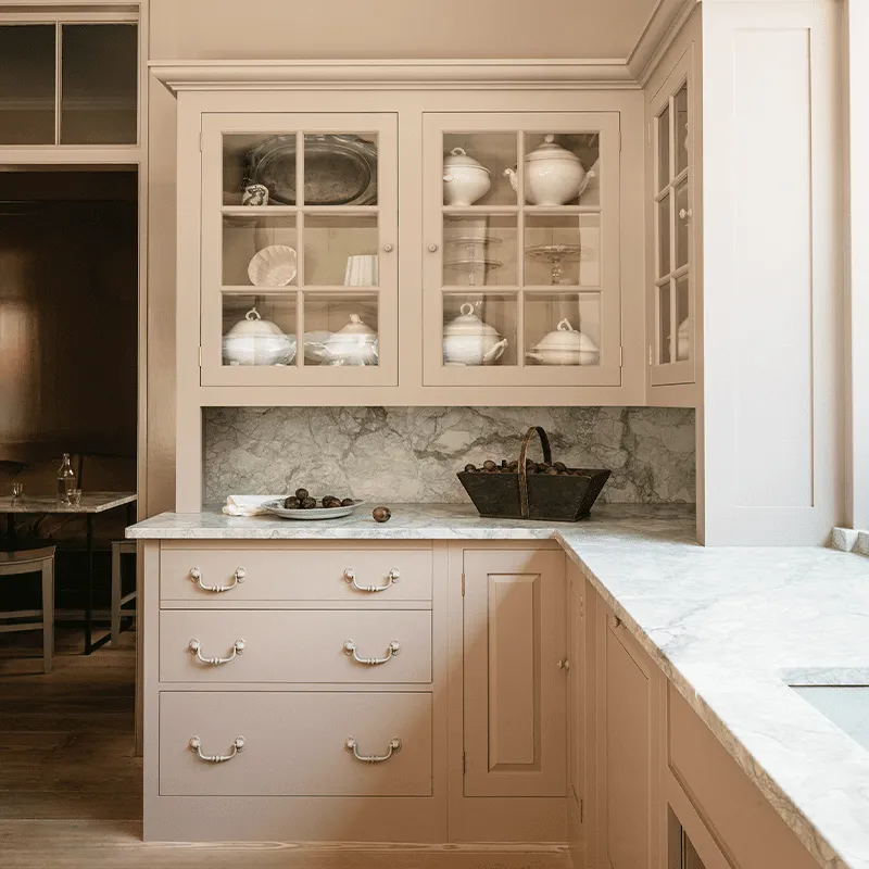 Moderne Küche in Altrosa matt mit Arbeitsplatte aus Marmor weiß geädert von Plain English