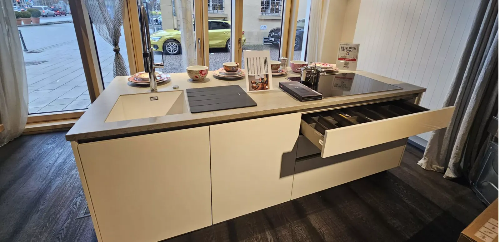 Inselküche mit Keramik-Arbeitsplatte in Esslingen von Plana