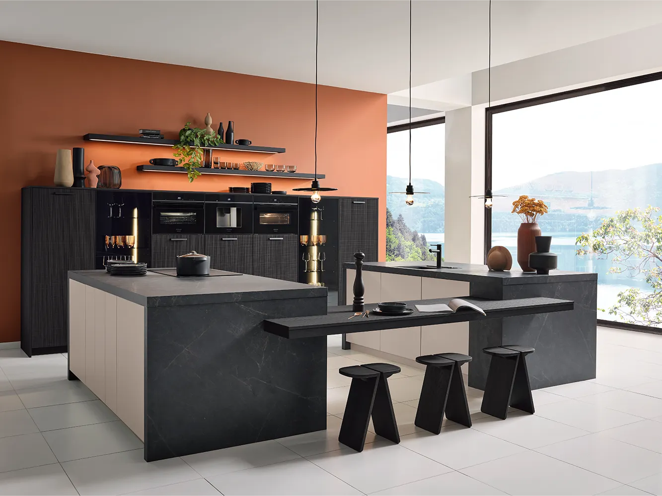 Landhausküche in Schwarz und Creme mit Arbeitsplatte aus Marmor Carrara C poliert 40mm von Pronorm