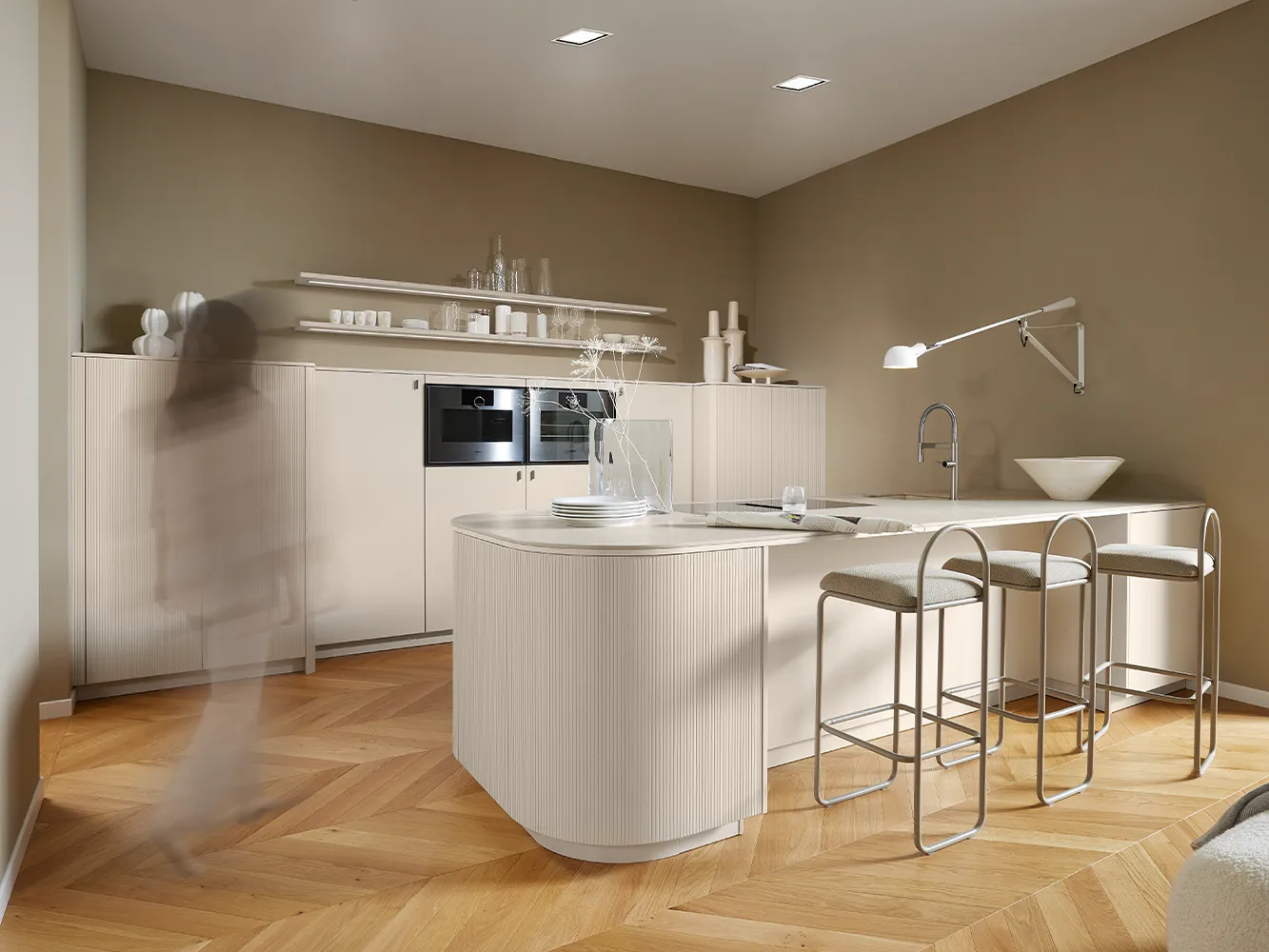 Moderne Küche mit Kochinsel in Creme/Beige mit Rillenstruktur, Arbeitsplatte aus Mineralwerkstoff Beige matt von Pronorm