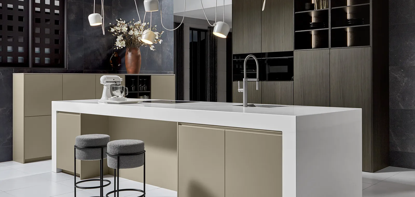 Minimalistische Küche mit Kochinsel in Beige/Taupe mit Schwarz, Arbeitsplatte aus Mineralwerkstoff Weiß glänzend von Pronorm