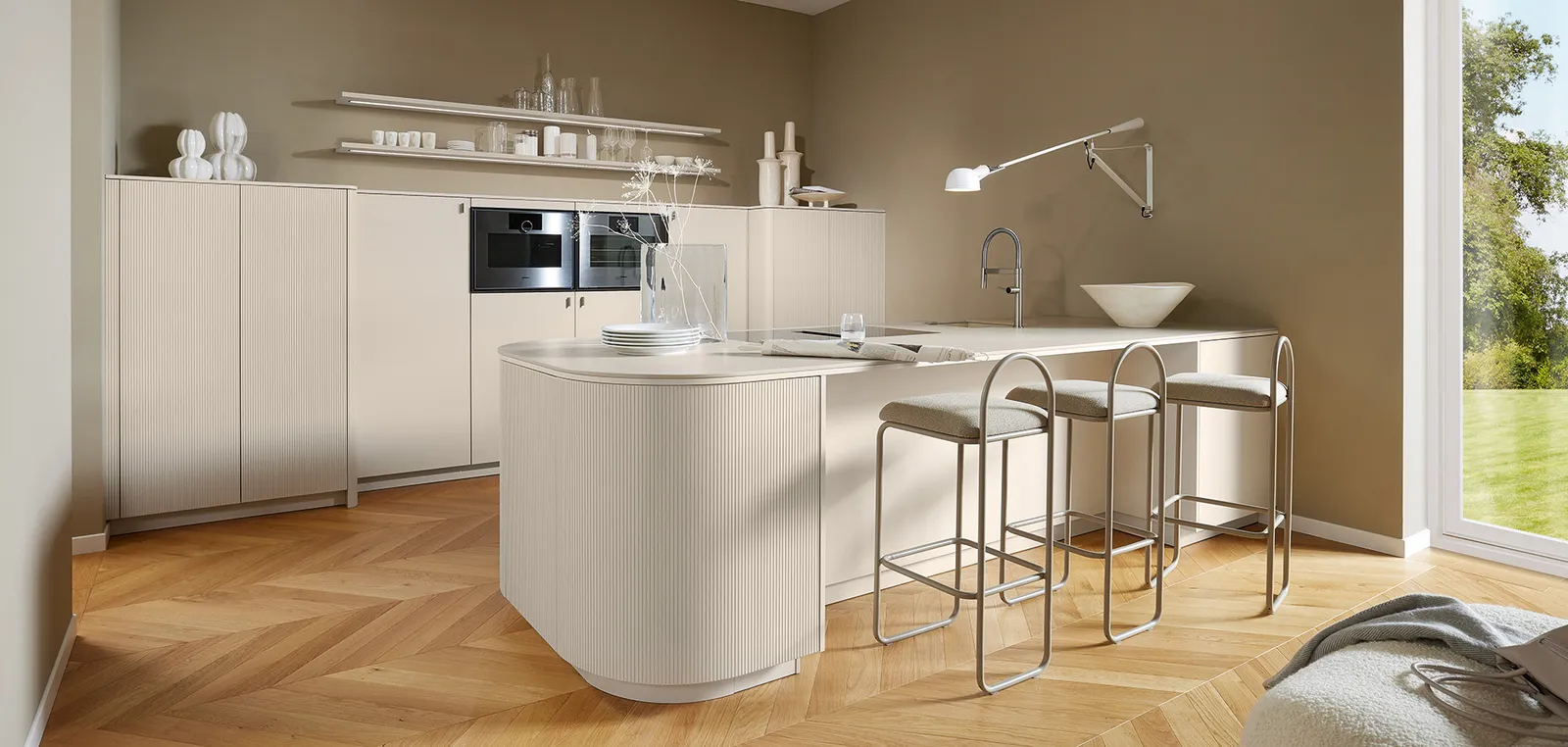 Moderne Küche mit Kochinsel in Creme/Beige mit Rillenstruktur, Arbeitsplatte aus Keramik Creme matt von Pronorm