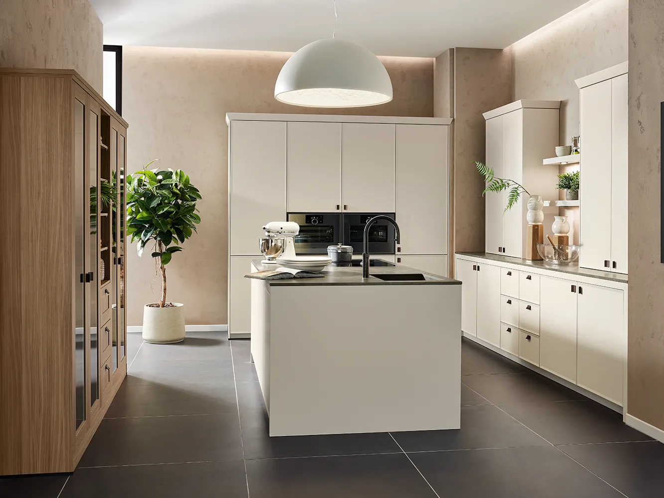 Moderne Küche mit Kochinsel in Weiß matt mit Naturstein, Arbeitsplatte aus Granit Schwarz matt von Pronorm