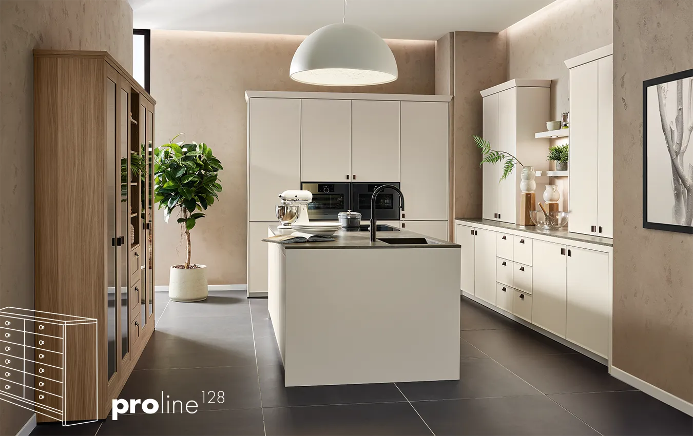 Moderne Küche in L-Form in Weiß matt mit Creme und Holz, Arbeitsplatte aus Dunkelgrau/Anthrazit matt von Pronorm