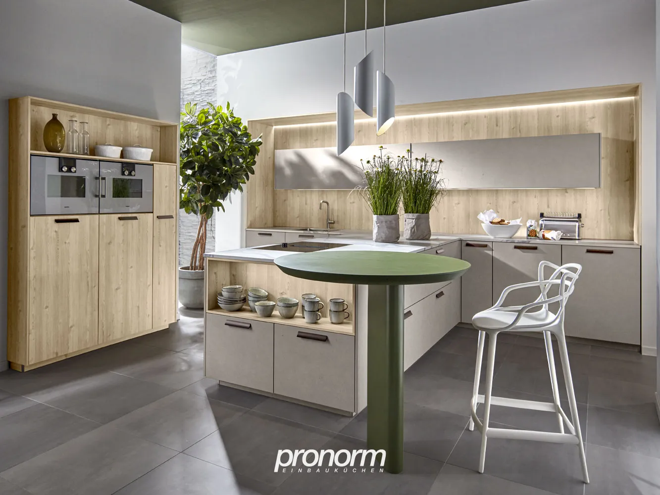 Moderne Küche mit Kochinsel in Eiche natur mit Salbeigrün und Graubeige, Arbeitsplatte aus Marmor weiß geädert von Pronorm
