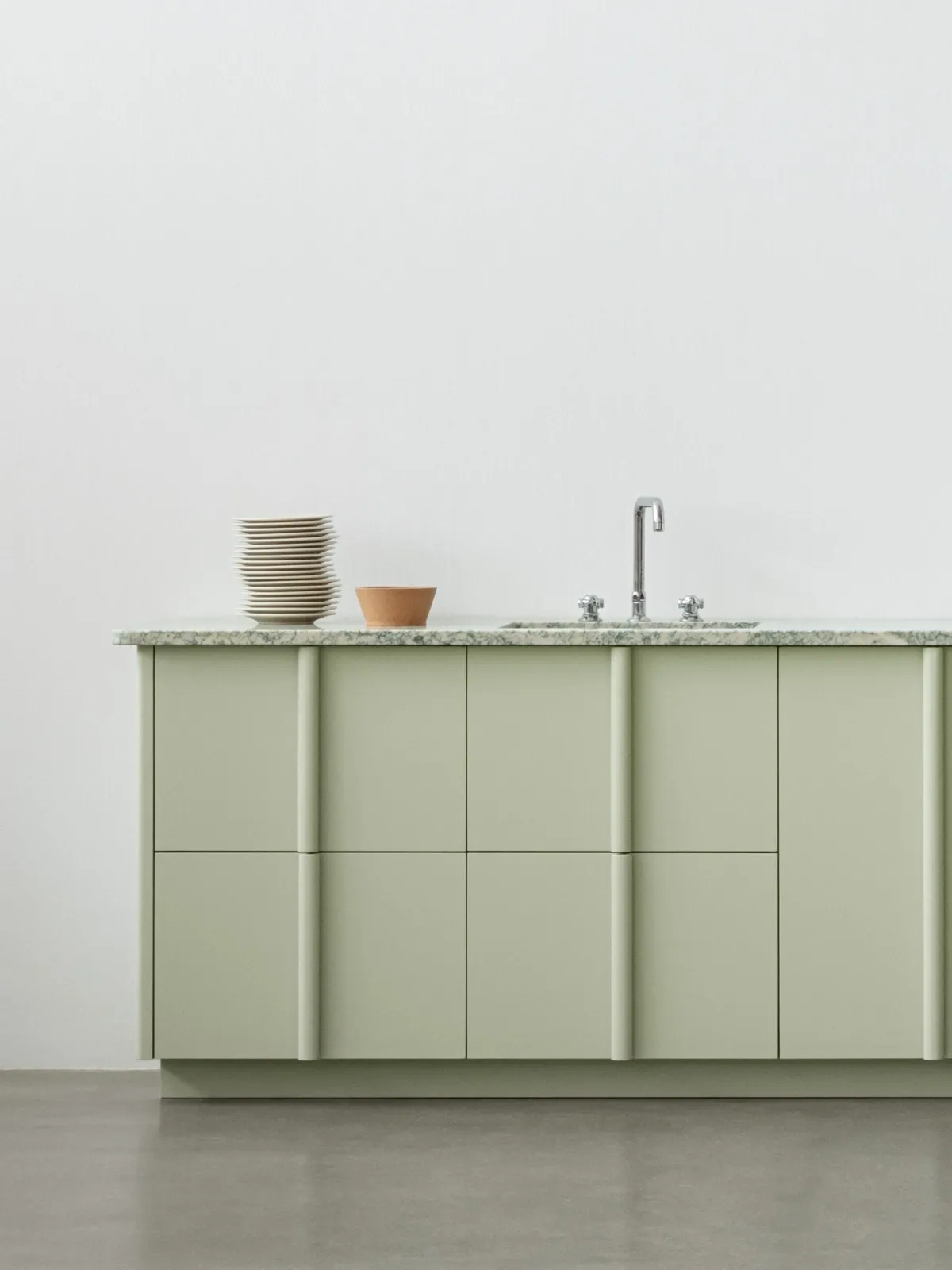 Minimalistische Küche in Pistaziengrün/Salbeigrün matt, Rahmenprofil in gleicher Farbe (nicht silbernes Aluminium) mit Arbeitsplatte aus Weiß-grün geädertes Marmor-/Steindekor (auf dem Foto deutlich grün geädert von Reform