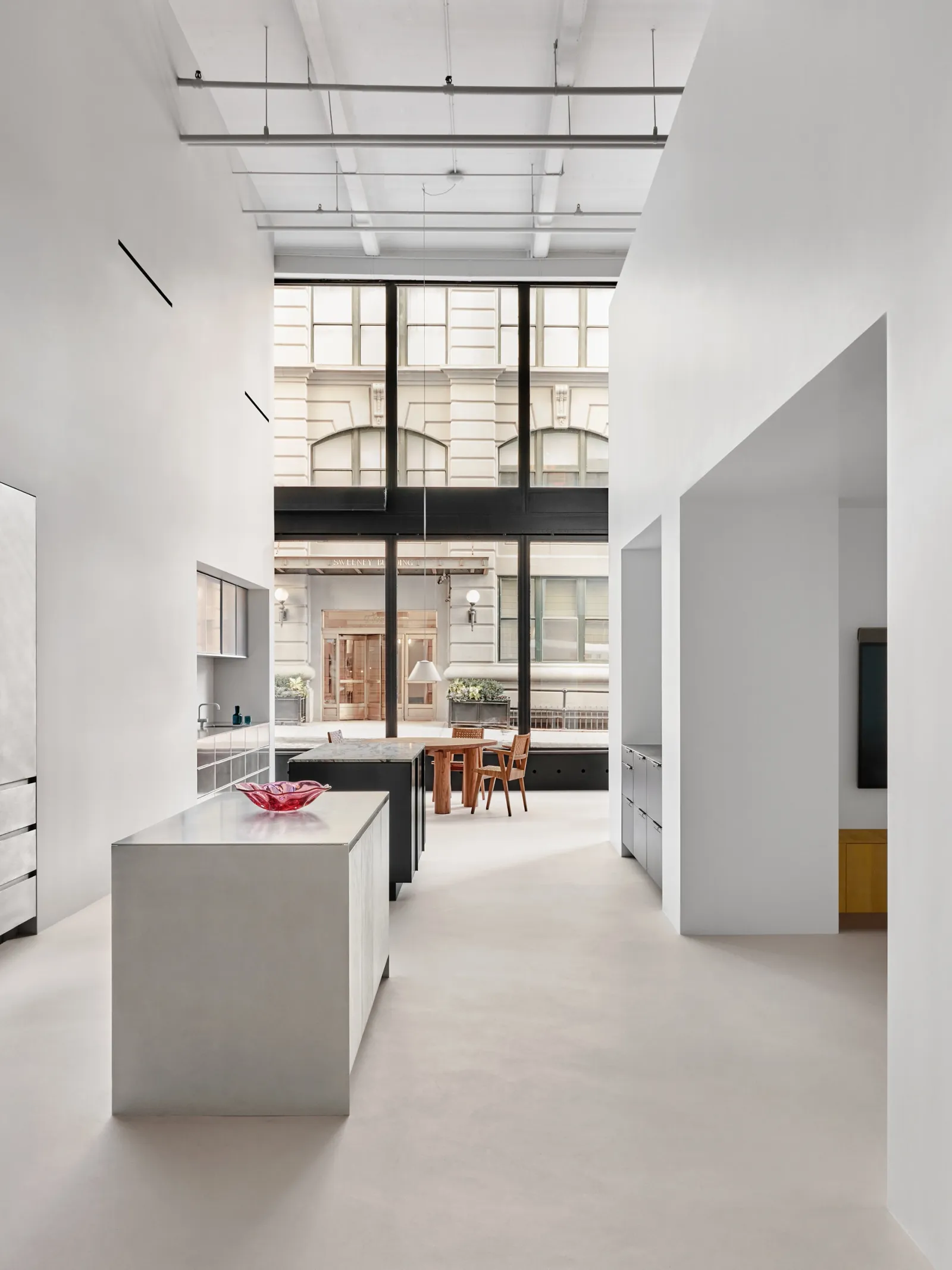 Moderne Küche mit Kochinsel in Weiß matt mit Arbeitsplatte aus Quarzkomposit Schwarz-Weiß marmoriert 20mm von Reform