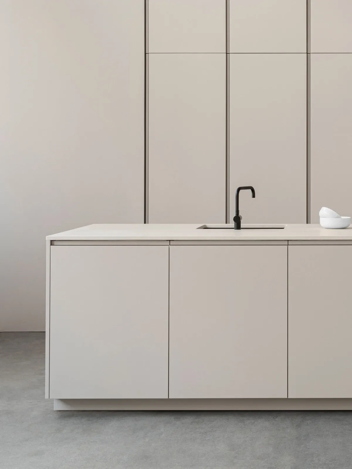 Landhausküche in Sandbeige matt mit Arbeitsplatte aus Kompositstein Beige matt von Reform