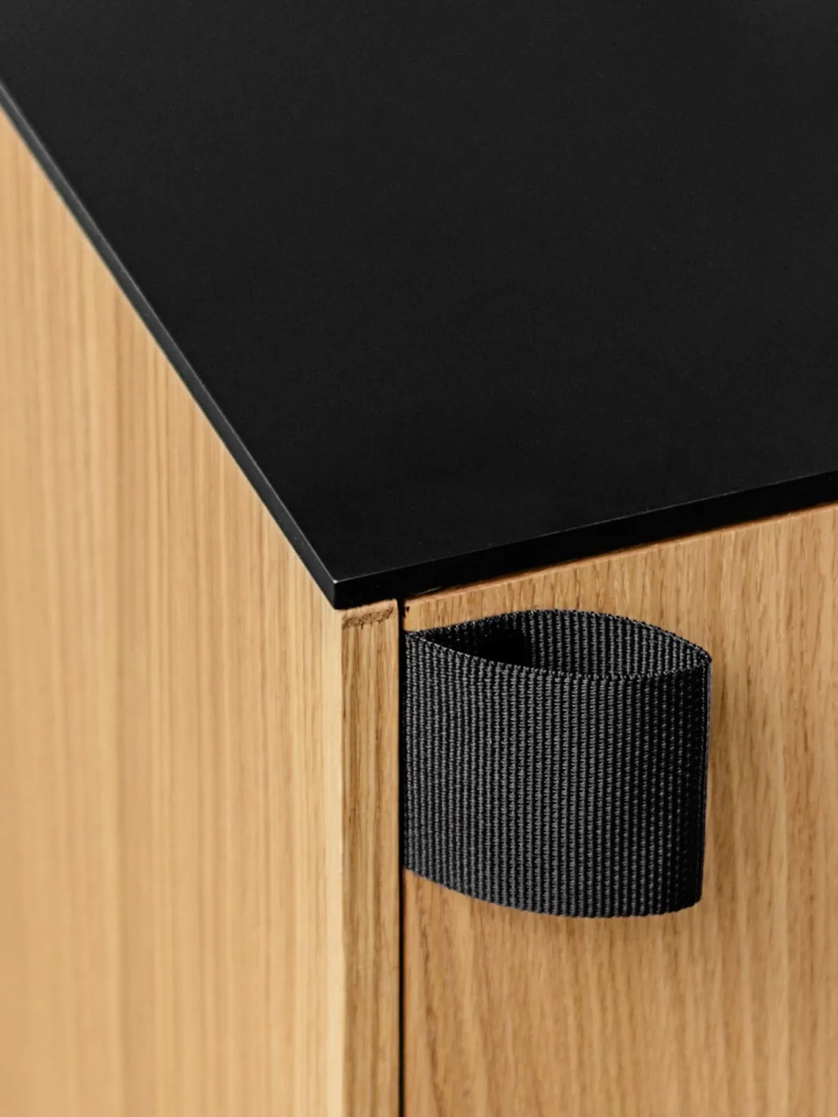 Skandinavische Küche in Eiche natur geölt mit Arbeitsplatte aus Keramik Schwarz matt 12mm von Reform