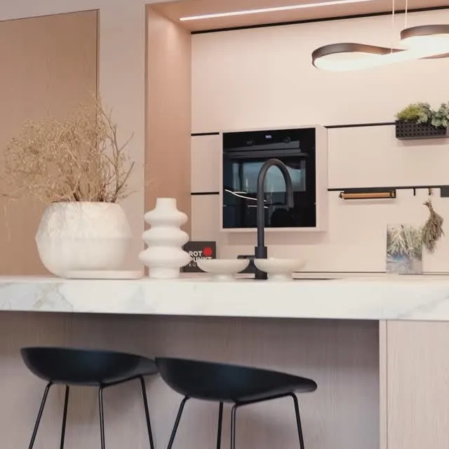 Klassische Küche in Beige matt mit Weiß, Arbeitsplatte aus Silestone Eternal Calacatta Gold 20mm von Rotpunkt
