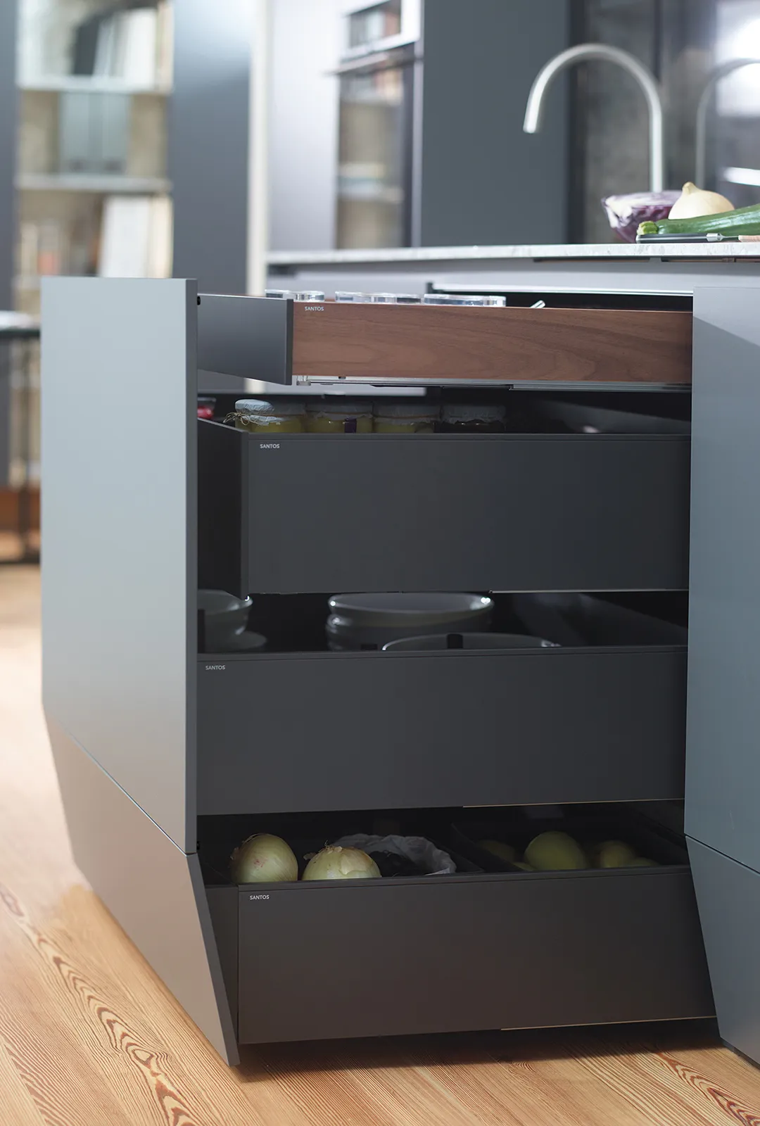 Skandinavische Küche in L-Form in Graphit mit Walnussholz, Arbeitsplatte aus Dekton Natura 12mm von Santos