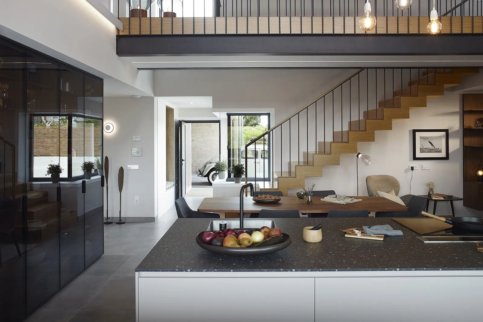 Moderne Küche in Weiß matt mit Arbeitsplatte aus Granit anthrazit matt von Santos