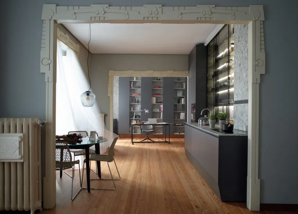 Moderne Küche in Graphit matt / Weiß matt mit Arbeitsplatte aus Keramik Marmor Calacatta 12mm von Santos