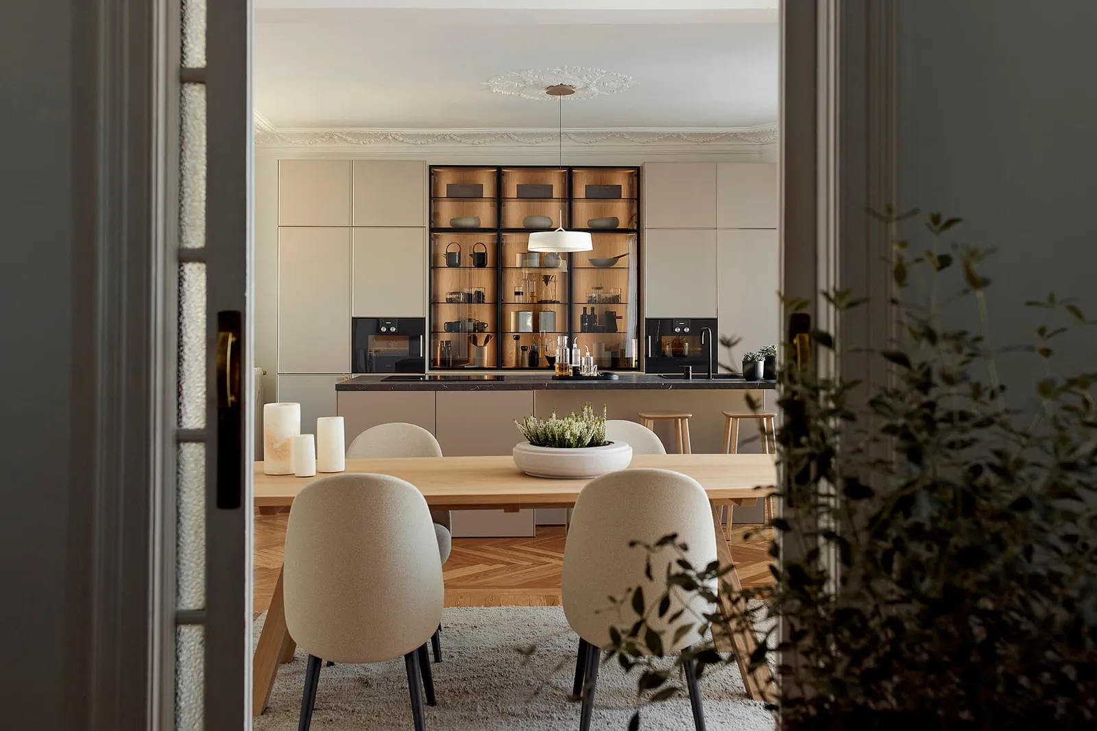 Moderne Küche in Beige matt mit Arbeitsplatte aus Granit Anthrazit von Santos
