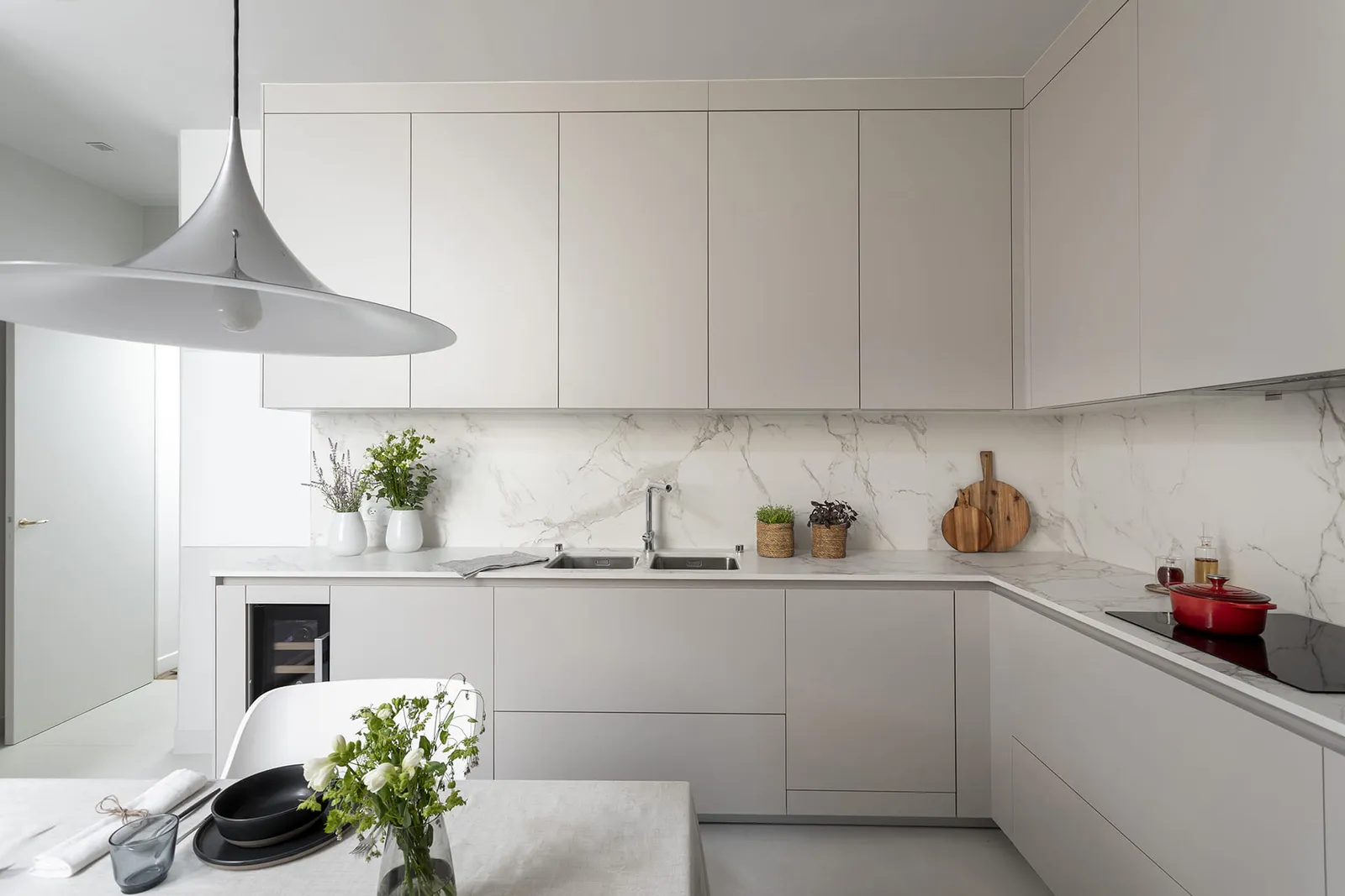Moderne Küche in L-Form in Beige matt mit Arbeitsplatte aus Marmor weiß geädert von Santos